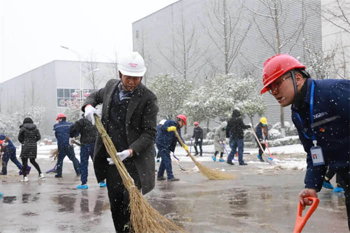 点赞！扫雪除冰，他们是最美的景致