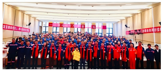  蹄疾步稳 马跃新程｜PT电子游戏全球各产业基地进行2025年度赞美大会